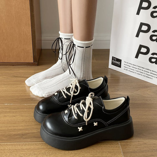 Damen modische Plateau-Sneaker mit glänzender Oberfläche und dekorativen Schnürdetails EB