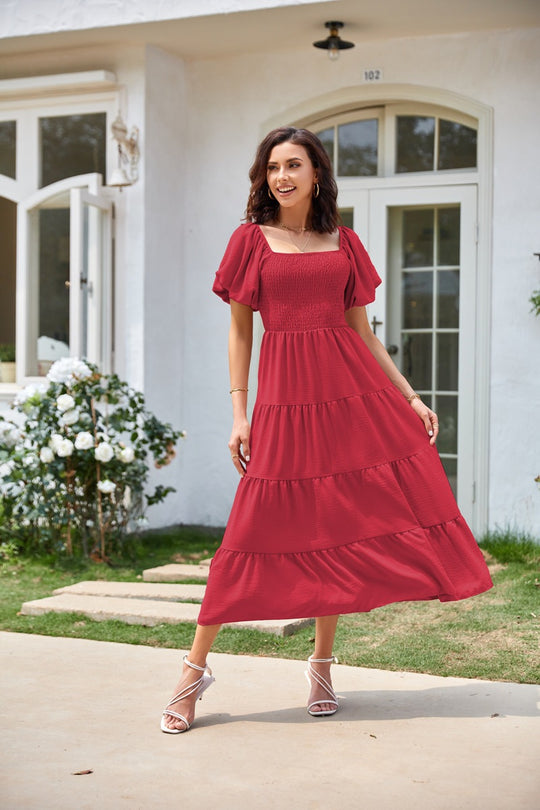 EB | Plissee-Kleid mit quadratischem Ausschnitt und Neckholder-Blasenärmeln