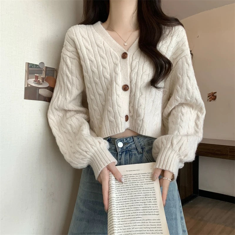 Damen Modischer kurz geschnittener Strick-Cardigan mit Zopfmuster und Knopfdetail EB