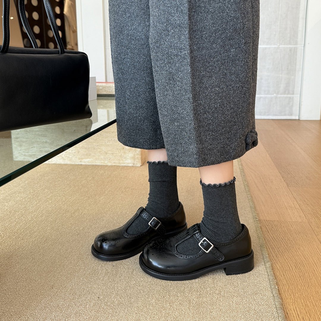 Damen Elegante Mary Jane Schuhe mit dekorativem Riemchen und perforierten Details EB