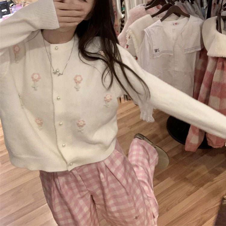 Damen Strickjacke mit kunstvollen Blumenapplikationen und eleganten Perlenknöpfen EB