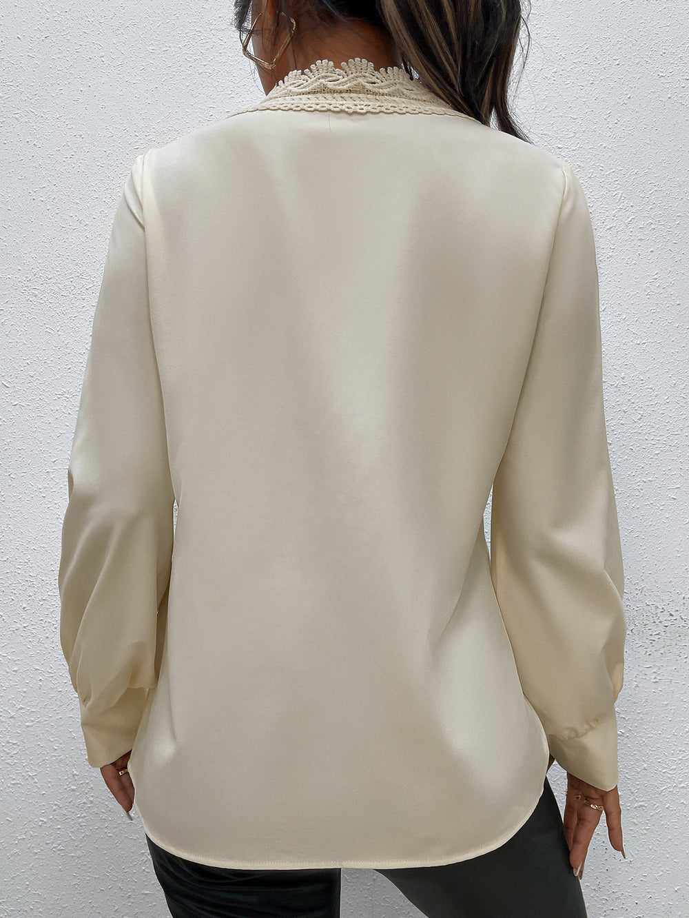 Damen Elegante Bluse mit Spitzenbesatz und Knopfdetails EB