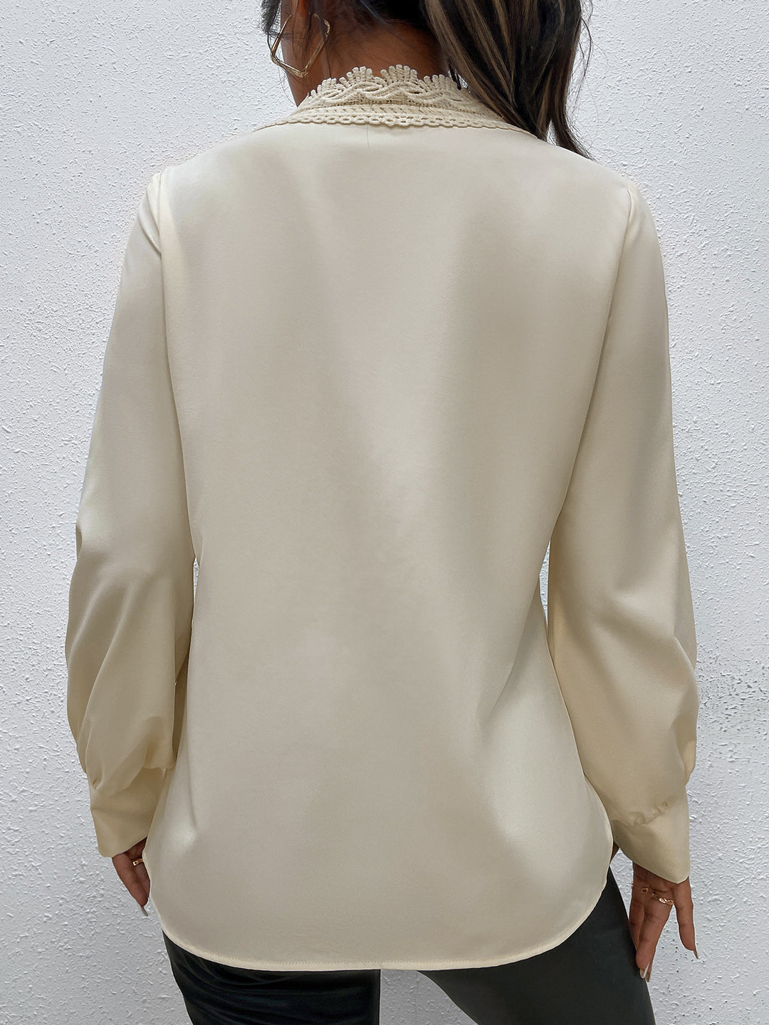 Damen Elegante Bluse mit Spitzenbesatz und Knopfdetails EB