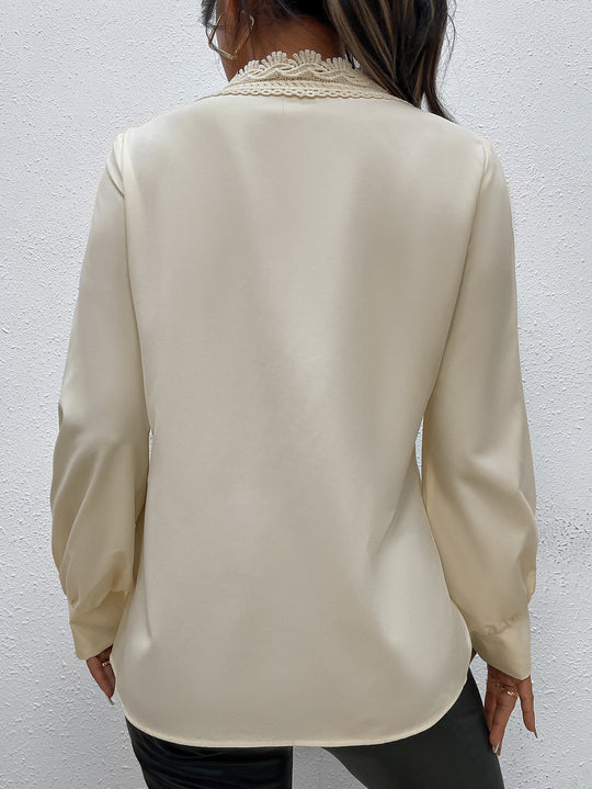 Damen Elegante Bluse mit Spitzenbesatz und Knopfdetails EB