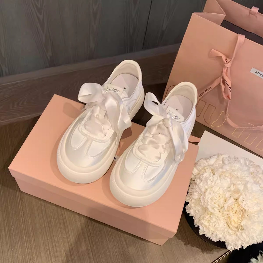 Damen Sneaker mit dekorativen Schleifen und hochwertiger Oberflächenstruktur EB