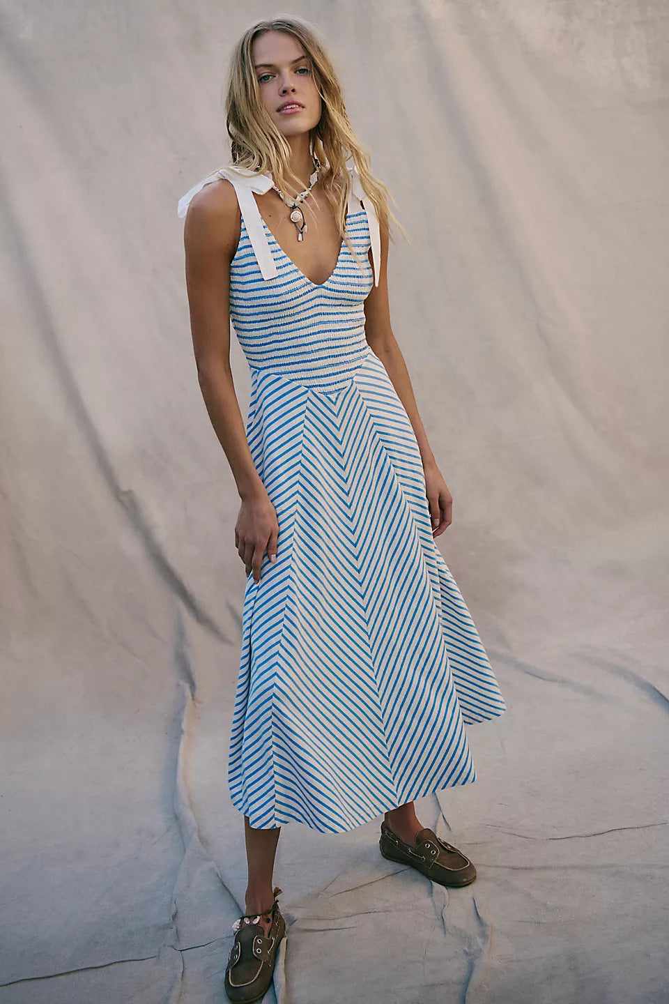 Damen Maxi-Sommerkleid mit verspielten Trägern und elegantem V-Ausschnitt EB