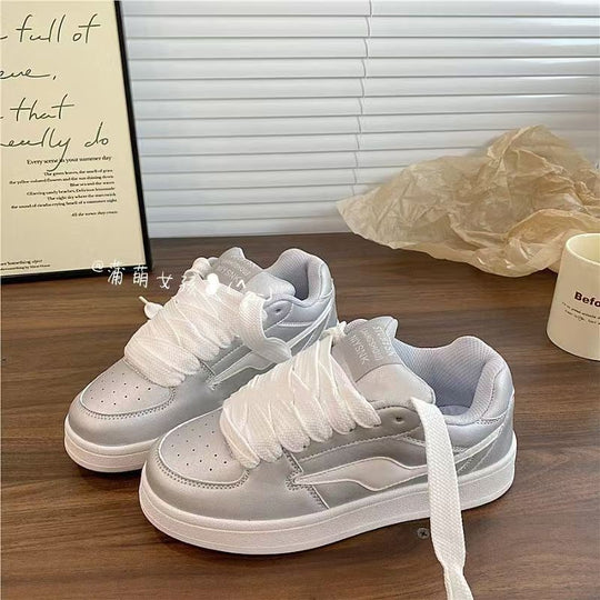 Damen Sportliche Sneakers mit reflektierender Oberfläche und dämpfender Laufsohle EB