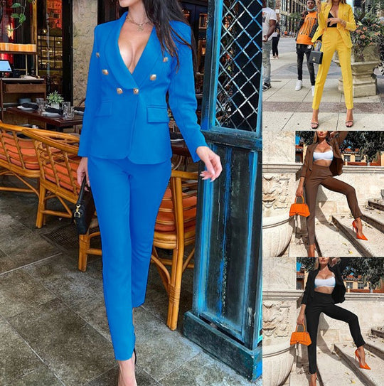 Damen Taillierter Hosenanzug mit tiefem Revers, Slim-Hose und goldenen Zierknöpfen EB