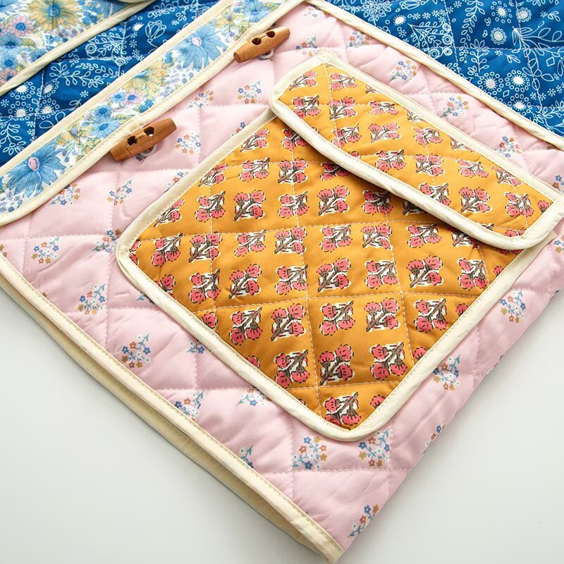 Damen gesteppte Übergangsjacke mit floralen Mustern und großen Taschen EB