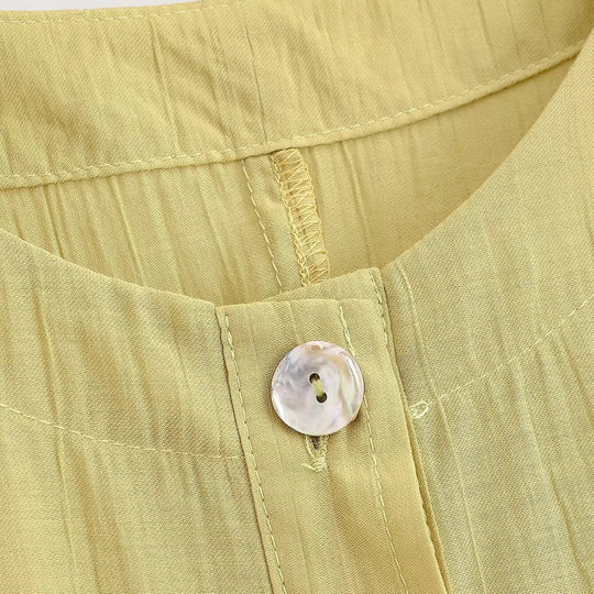 Damenbluse mit Puffärmeln und dekorativen Knöpfen EB
