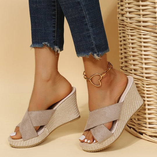 Damen Wedge-Sandalen mit großzügigem Cross-Riemendesign und gepolsterter Sohle EB