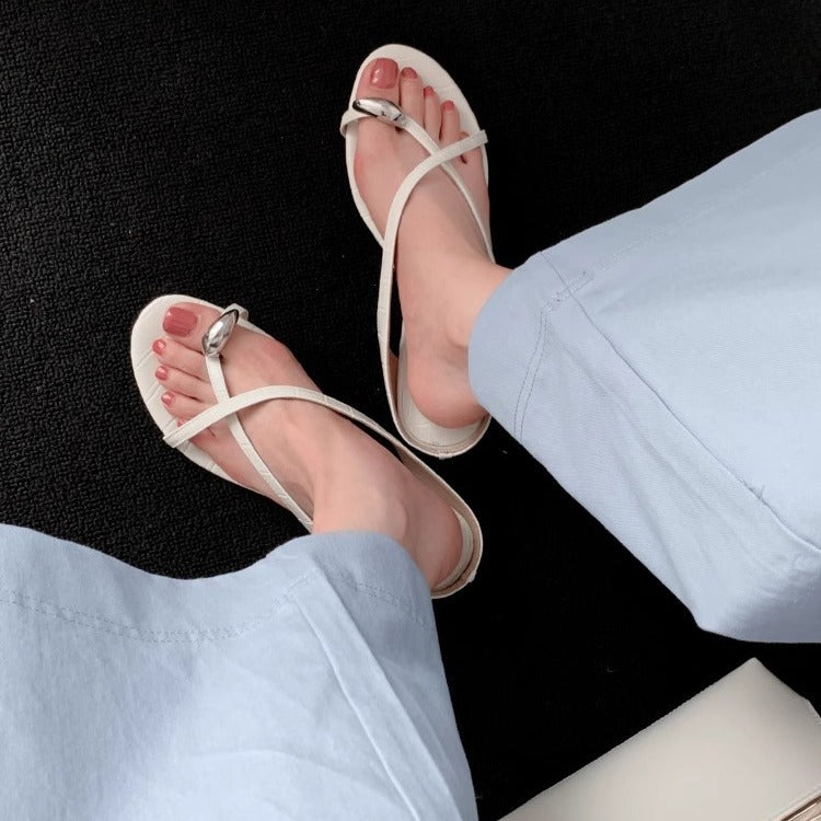 Damen Elegante Zehentrenner-Sandalen mit modischem Riemendesign und goldfarbenen Akzenten EB