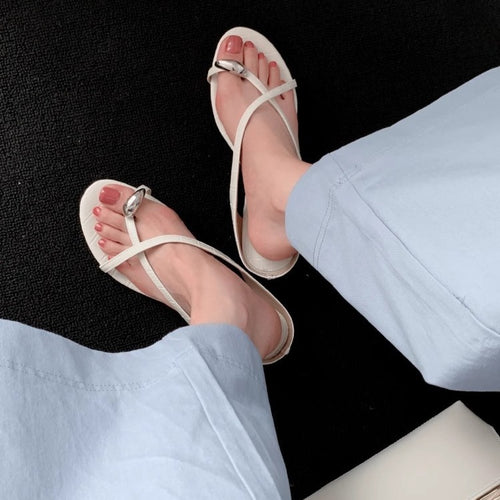 Damen Elegante Zehentrenner-Sandalen mit modischem Riemendesign und goldfarbenen Akzenten EB