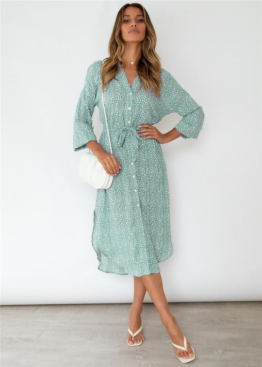Damen Hemdblusenkleid mit verspielt-blumigem Muster und taillierbarem Bindegürtel EB