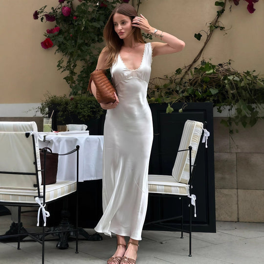 Damen elegantes Satin-Nachtkleid mit tiefem V-Ausschnitt und breiten Trägern EB