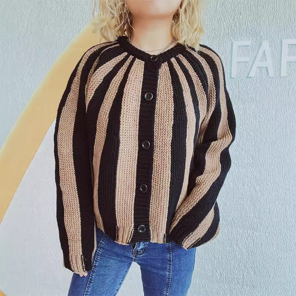 Damen gemütlicher Strickcardigan mit gestreiftem Design und modernen Knopfdetails EB