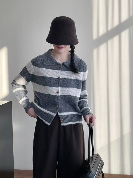 Damen Modischer Strickcardigan mit eleganten Streifen und Holzknöpfen EB