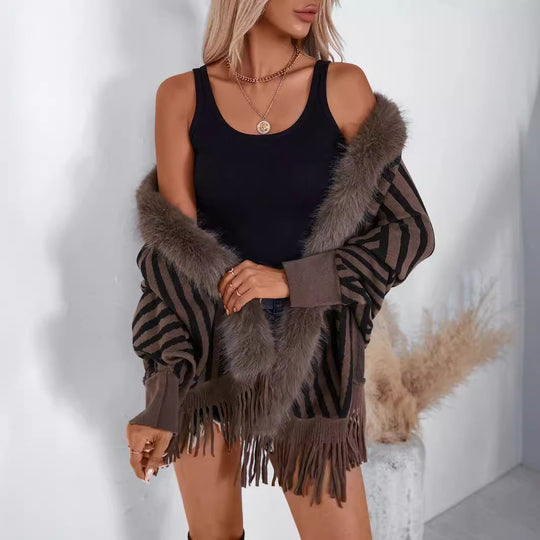 Damen Strickponcho mit elegantem Kunstfellkragen und fransigem Design EB