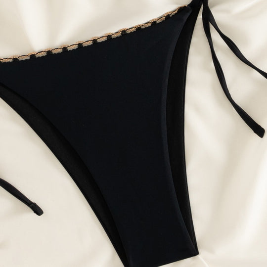 Damen Eleganter Bikini mit goldenen Akzenten EB