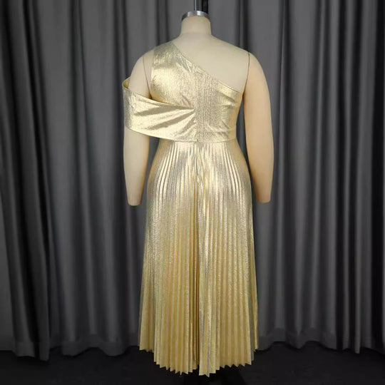 Damen Glamouröses Maxikleid mit hochmodernem asymmetrischem Schnitt und schimmerndem Material EB