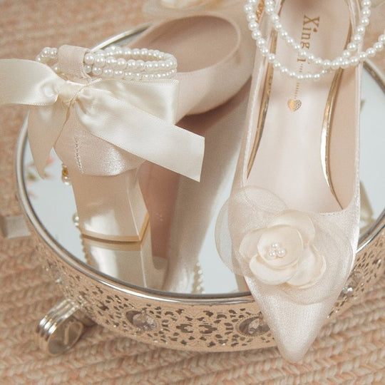 Damen elegante Spitzen-Pumps mit floralem Akzent und Perlenschmuck EB