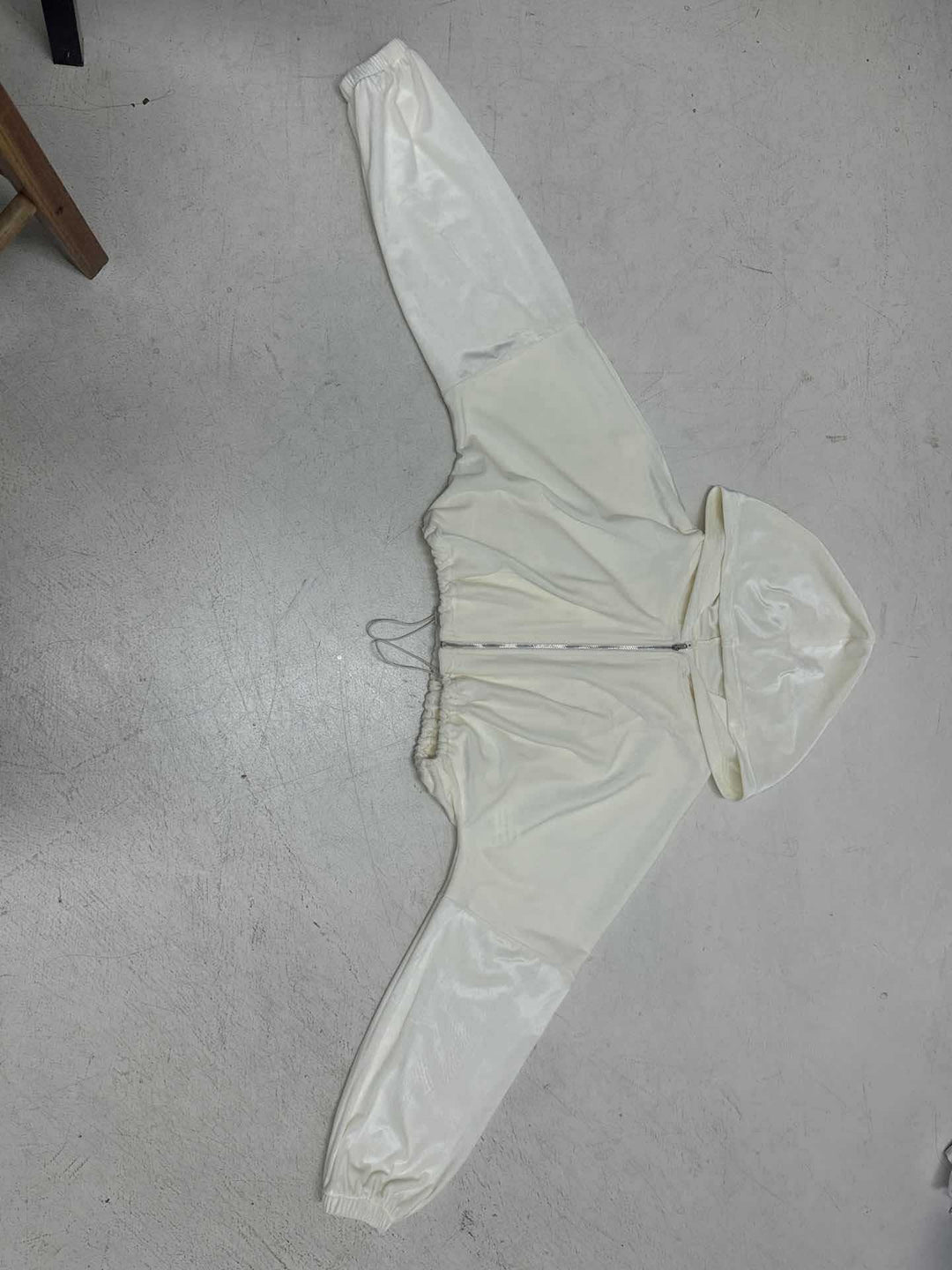 Damen nan kurze Kapuzenjacke mit Taillen-Tunnelzug, glänzender Satinoptik, Frontreißverschluss und elastischen Bündchen EB