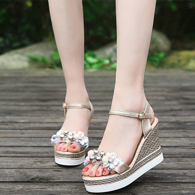 Damen Wedge-Sandalen mit floralen Verzierungen und rutschfester Sohle EB