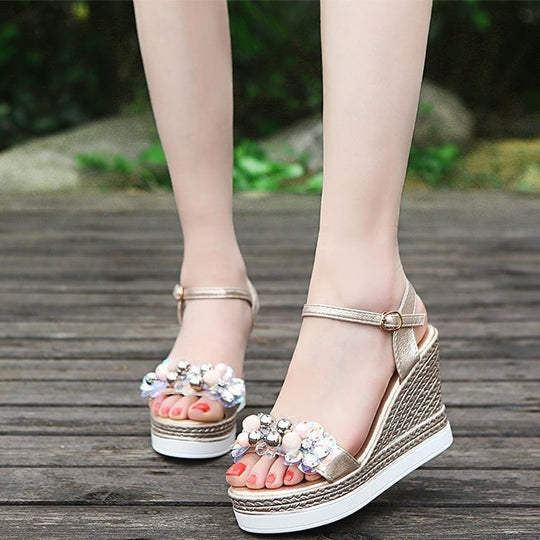 Damen Wedge-Sandalen mit floralen Verzierungen und rutschfester Sohle EB