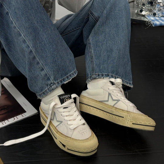 Damen modische Plattform Sneakers mit robustem Obermaterial und glänzendem Akzent EB