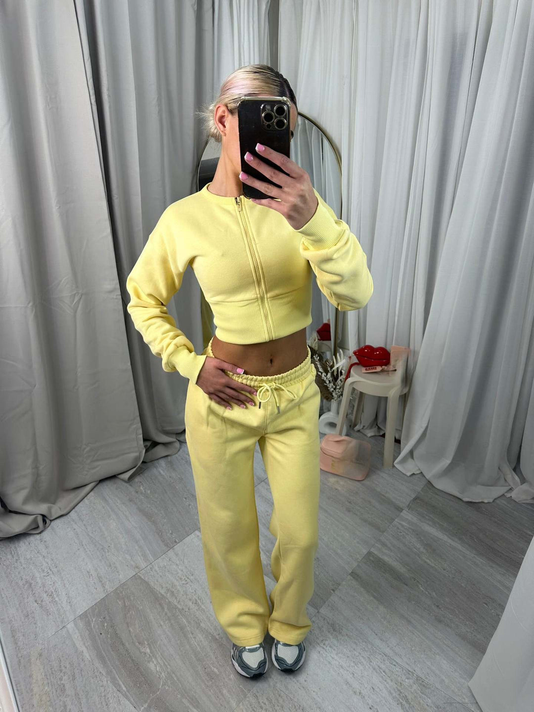 Damen nan kurzes Zip-Cropped-Shirt mit formendem Bund und breite Relax-Sweatpants mit Tunnelzug EB
