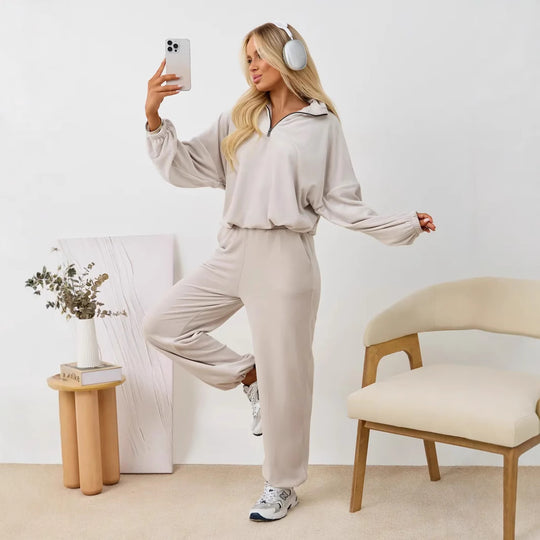 Damen samtiges zweiteiliges Lounge-Set mit Kapuzen-Halbzip und elastischer Bundhose EB