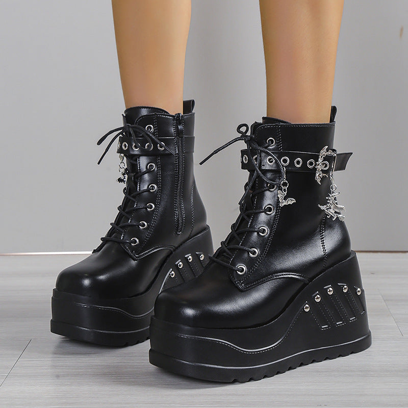 Damen nan Gothic Plateau-Stiefelette mit Schnürung, Ösenriemen und Anhänger-Details EB