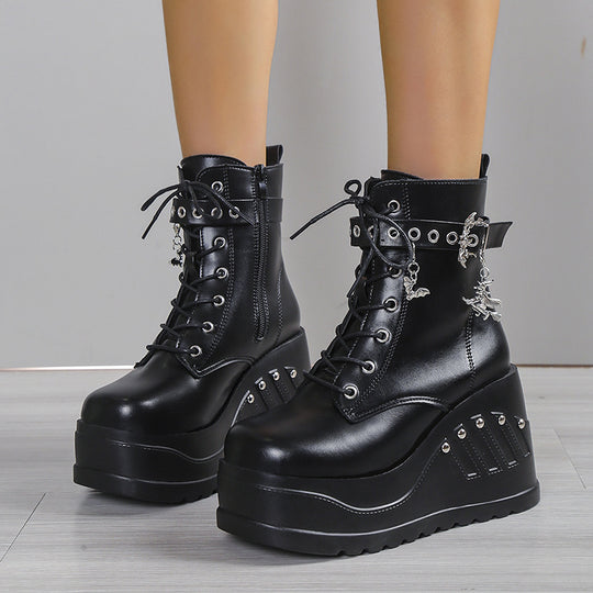 Damen nan Gothic Plateau-Stiefelette mit Schnürung, Ösenriemen und Anhänger-Details EB