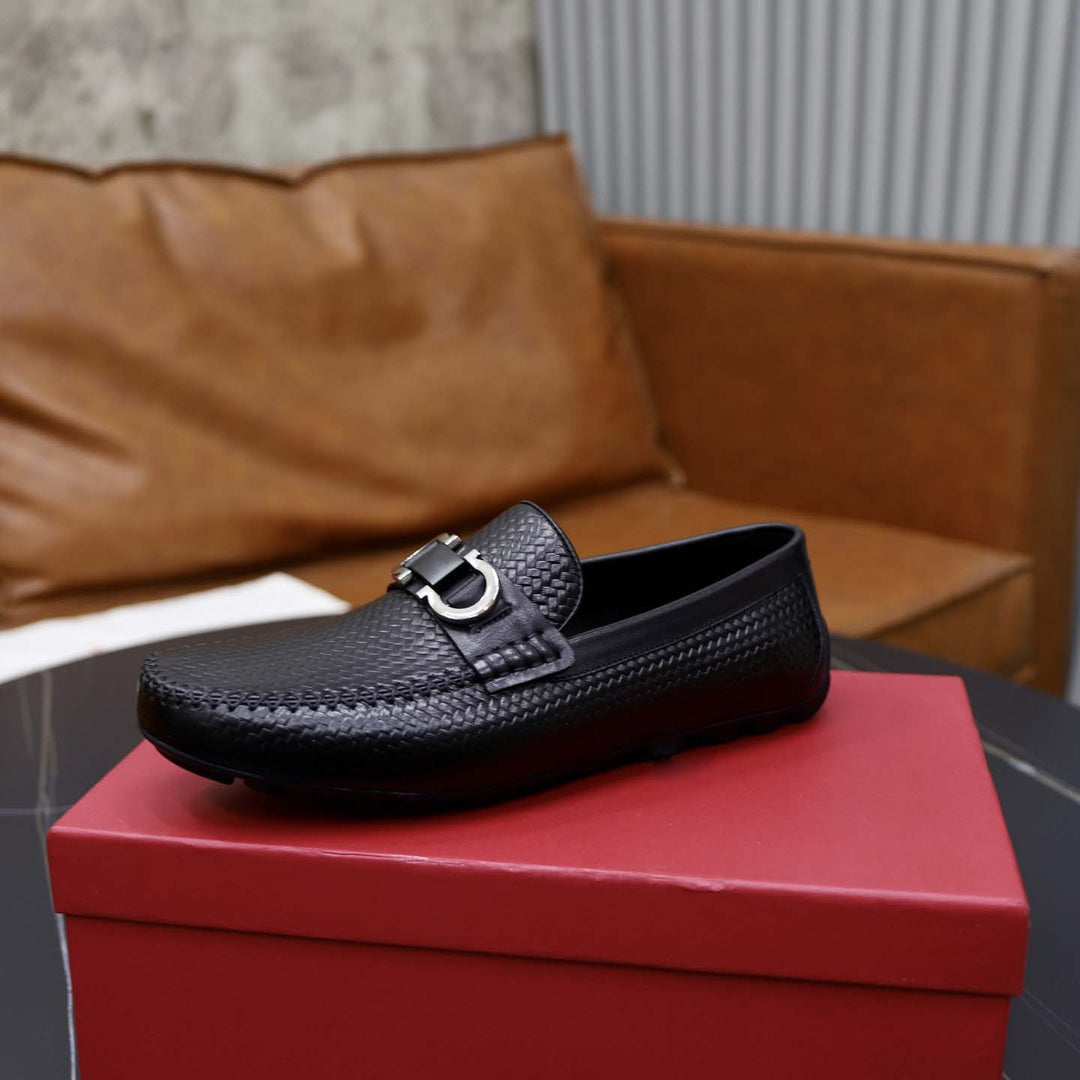 Damen Mokassin mit geflochtenem Leder und modischem Schnallen-Detail EB