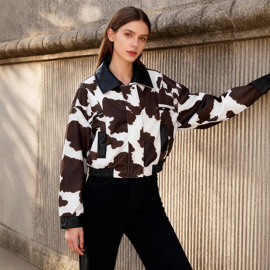 Damen nan cropped Bomberjacke mit Kuhflecken-Muster und Kunstlederbesatz EB