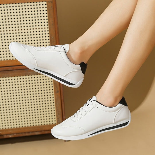 Damen Sneaker mit leichter Keilsohle und kontrastfarbenem Fersenpatch EB