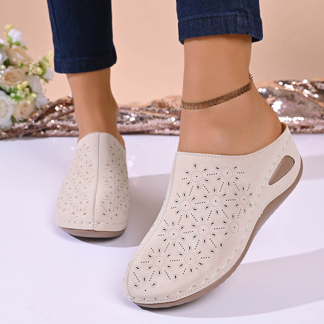 Damen Clogs mit eleganter Lochmuster-Applikation und rutschfester Sohle EB