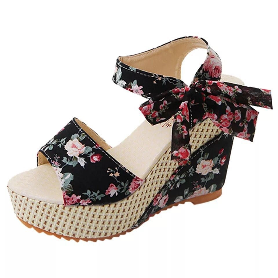 Damen Wedge-Sandalen mit dekorativem Spitzenschliff und verspielten Bändern EB
