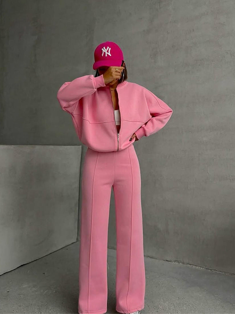 Damen sportive Oversize-Fleecejacke mit diagonaler Reißverschluss-Optik und weit geschnittener High-Waist-Jogginghose Eichborn Berlin