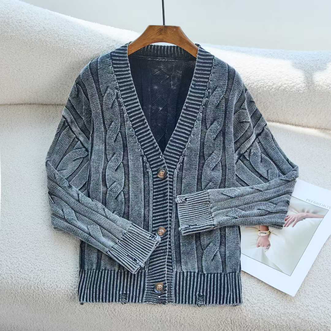 Damen Gemusterter Strickcardigan mit Zopfmuster und Knopfdetails EB