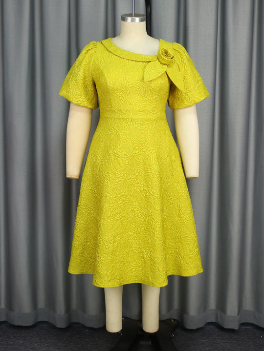 Damen Elegantes Kleid mit strukturierter Blumenapplikation EB
