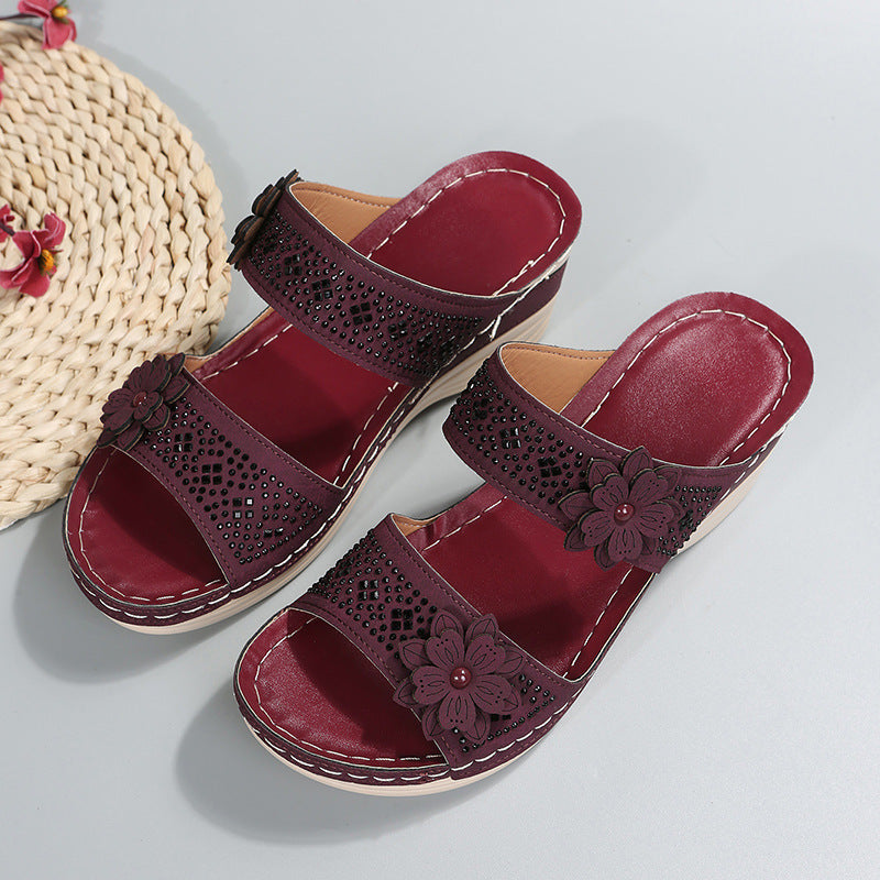 Damen Komfortable Wedge-Pantoletten mit floralem Dekor EB