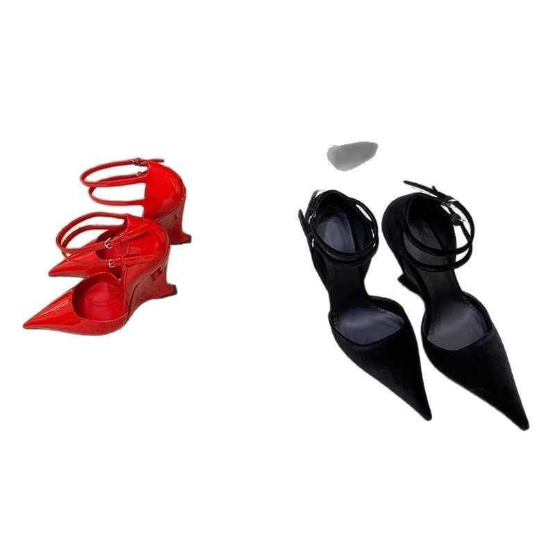 Damen spitze Pumps mit eleganten Riemen EB