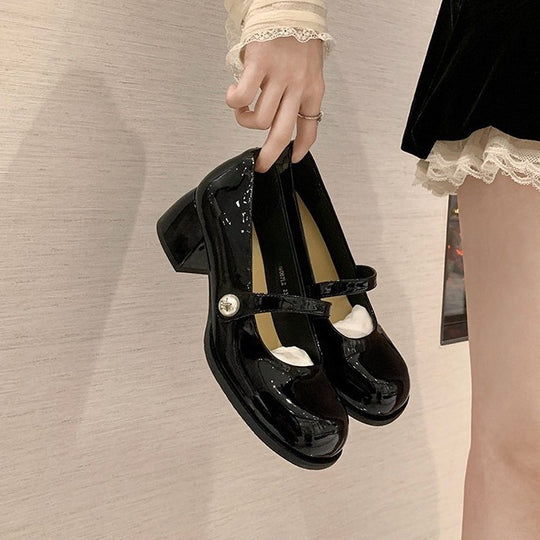 Damen Mary Jane Pumps mit glänzender Oberfläche und dekorativem Riemen EB