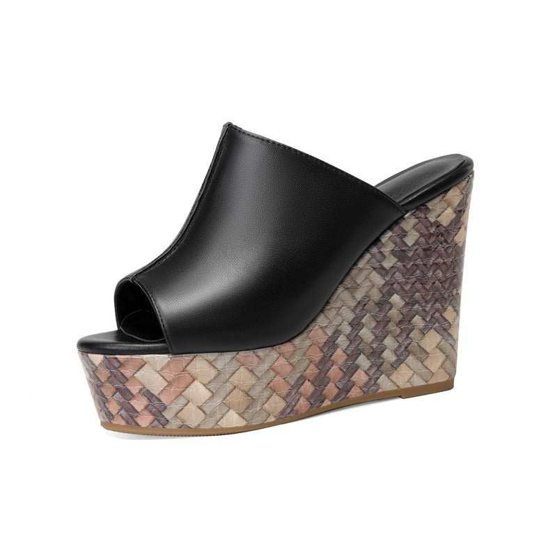 Damen nan elegante Schlupf-Mule mit offener Zehenpartie, skulpturaler Keilplattform in Flechtoptik und Nietenbesatz EB