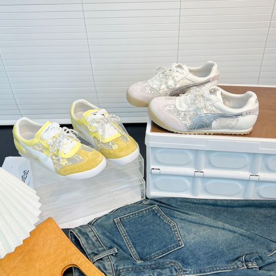 Damen Sneakers mit eleganten Spitzeneinsätzen und modischen Perlenverzierungen EB