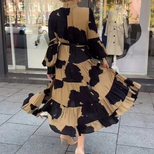 Damen Plissee Maxikleid mit tiefem Rundhalsausschnitt und eleganten Rüschen EB