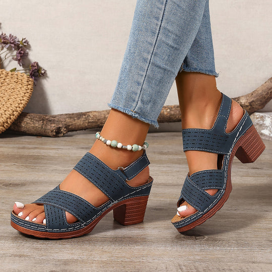 Damen Plateau-Sandaletten mit modischem Überkreuz-Riemendesign und traumhaftem Blumendetail EB
