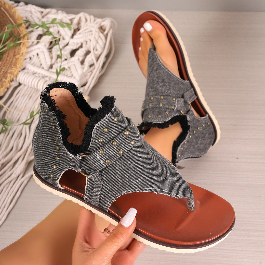 Damen modische Zehentrenner-Sandalen mit hochwertigem Kunstleder und dekorativen Nieten EB