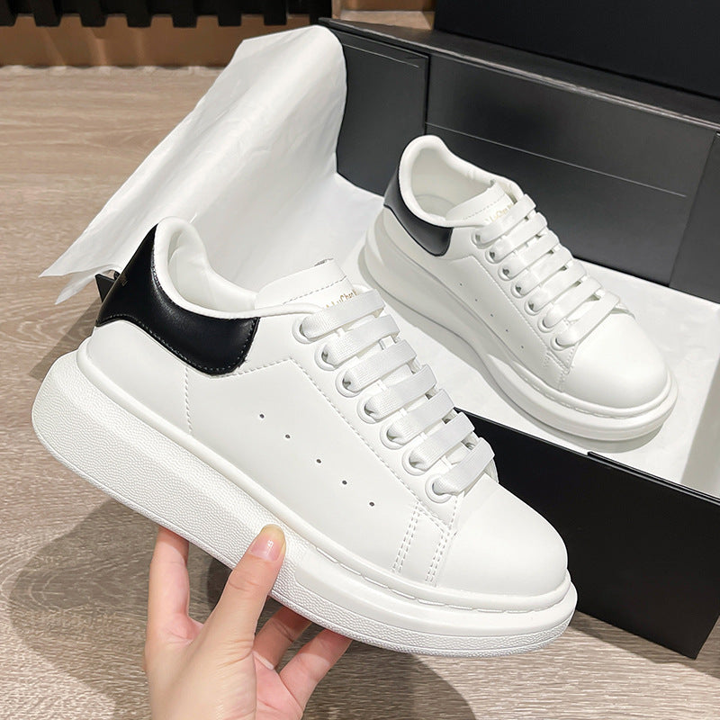 Unisex minimalistische Plateausneaker aus glattem Kunstleder mit gepolstertem Fersenkragen und dämpfender Leichtsohle EB